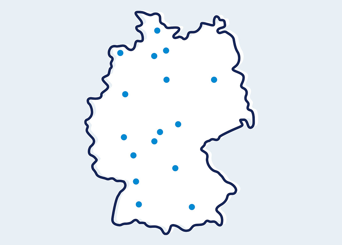 Eine Umrisskarte von Deutschland mit mehreren blauen Punkten, die über verschiedene Orte verteilt sind und verschiedene Städte oder Sehenswürdigkeiten darstellen. Der Hintergrund ist hellblau.